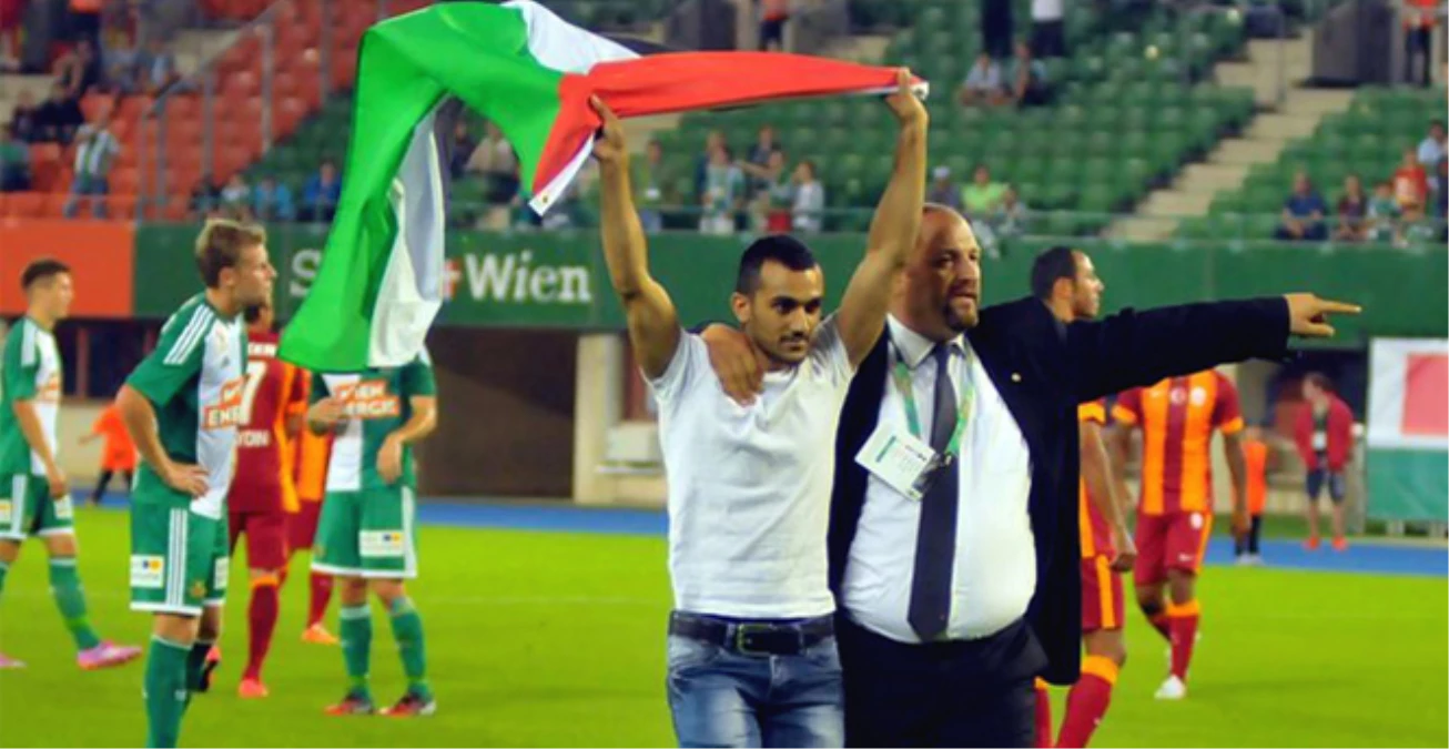 Galatasaray Maçında Sahaya Giren Taraftar Filistin Bayrağı Açtı