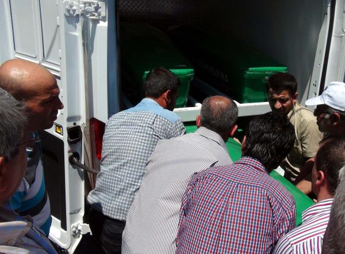 Gaziantep\'te Otomobil ile Kamyon Çarpıştı: 4 Ölü, 3 Yaralı