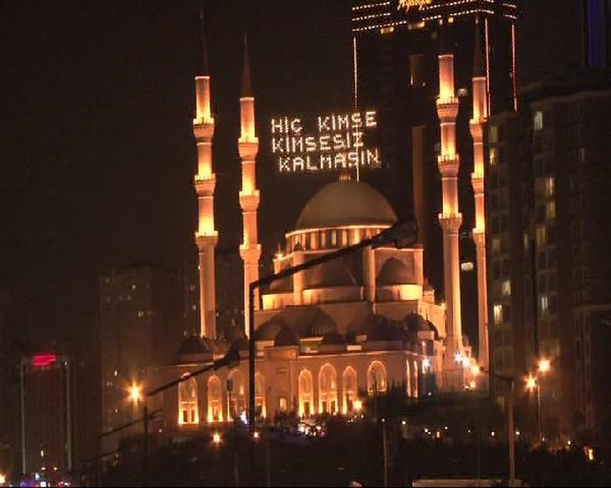 İstanbullular Kadir Gecesinde Camilere Akın Etti