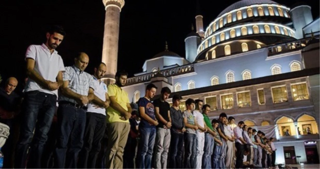 Sivas\'ta Vatandaşlar, Kadir Gecesinde Camilere Akın Etti