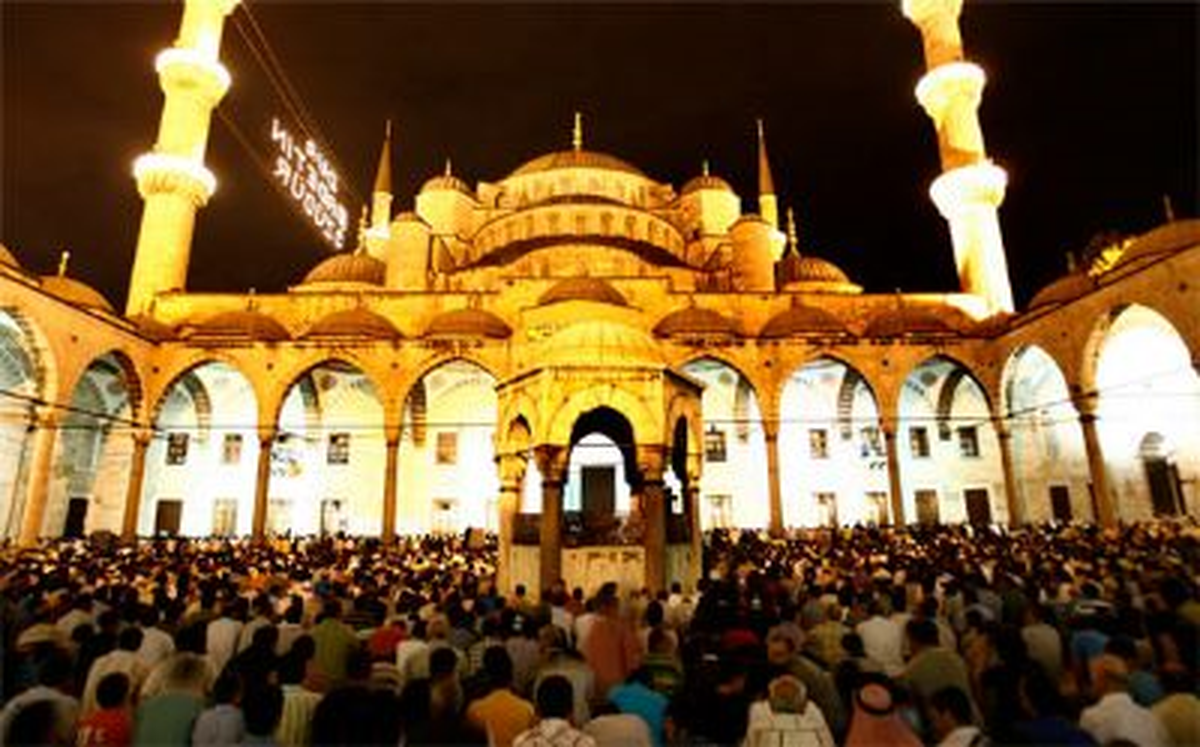 Kadir Gecesi\'nde Sultanahmet Cami Doldu Taştı
