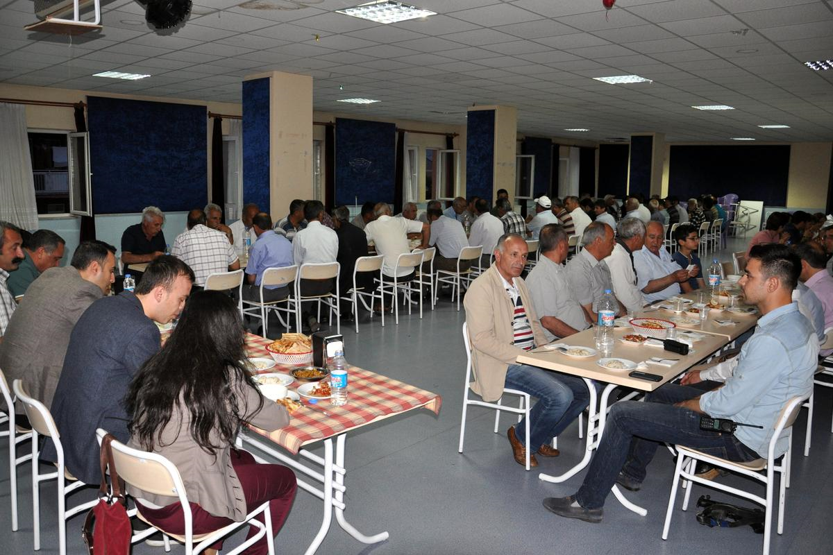 Kaymakam Özkan, İftarda Vatandaşlarla Buluştu