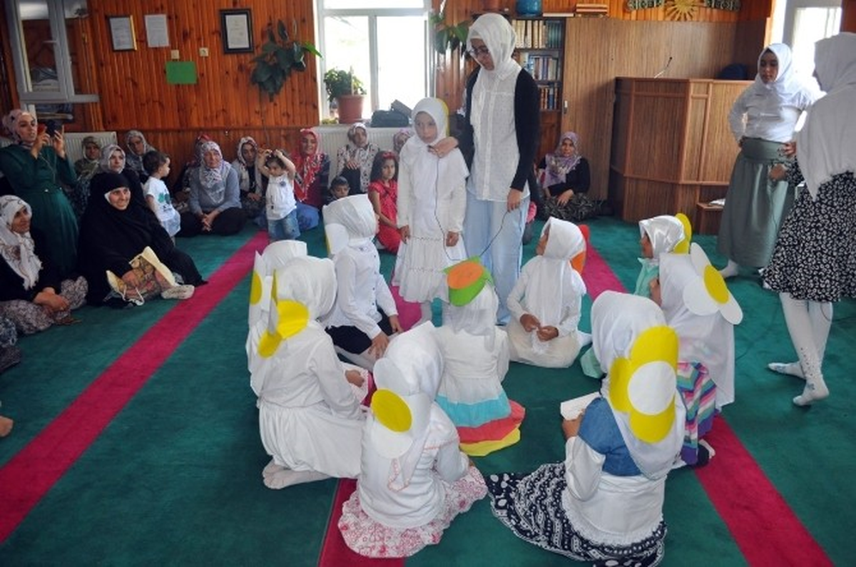 Bitlis\'te Namaz Kılan Çocuklara Tablet Hediye Edildi
