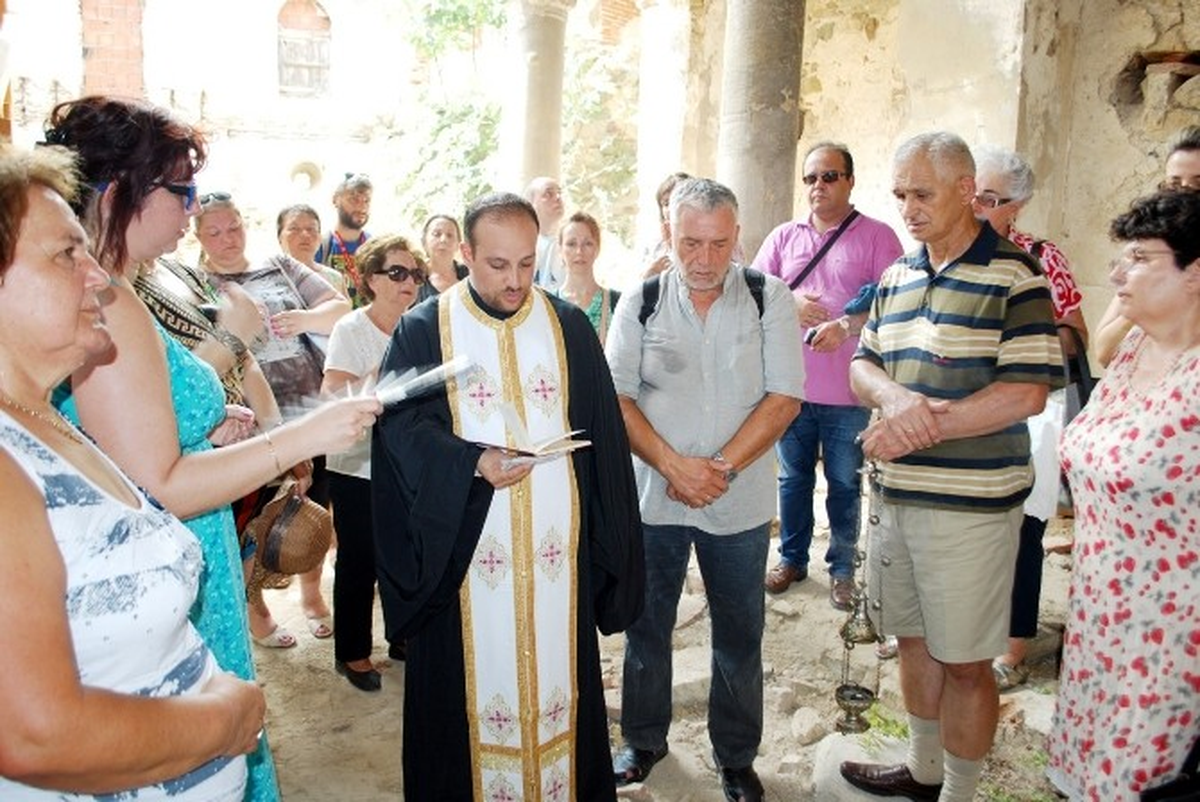 Ölen Dedeleri İçin Kilisede Dua Ettiler