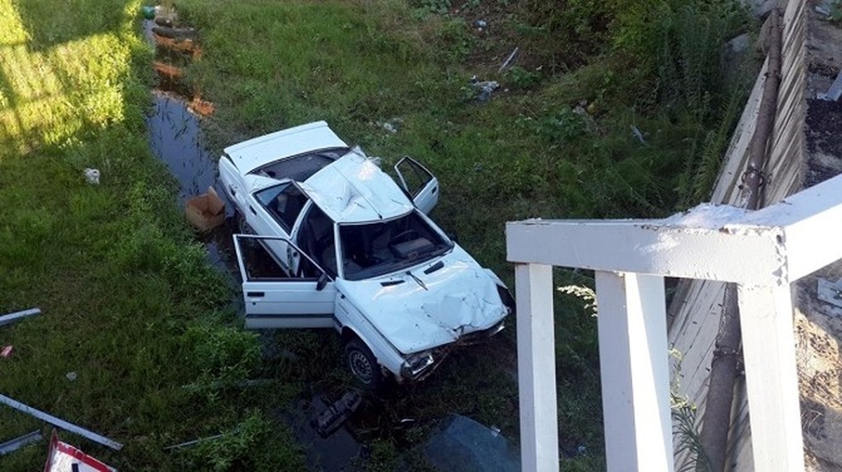 Fatsa\'da Otomobil Köprüden Uçtu: 2 Yaralı