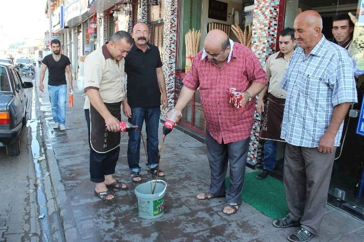 Pastane Sahibinden İsrail\'e Kolalı Protesto