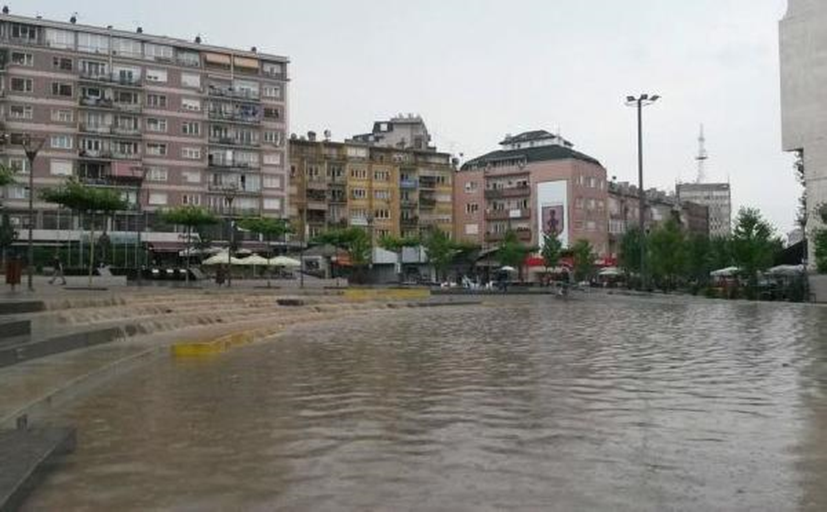 Priştine\'de Şiddetli Yağmur Yağdı