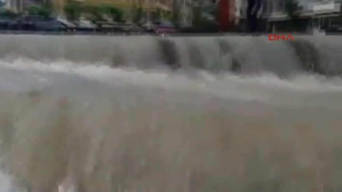 Priştine\'de Son 70 Yılın En Şiddetli Yağmuru Yağdı