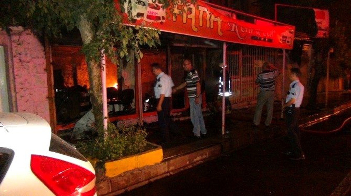Sahur Vakti\'nde Rent A Car Oto Kiralama İş Yerini Molotof \'La Yaktılar