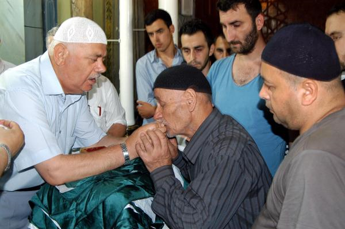 Sakal-I Şerif\'i Görmek İçin Sıraya Girdiler