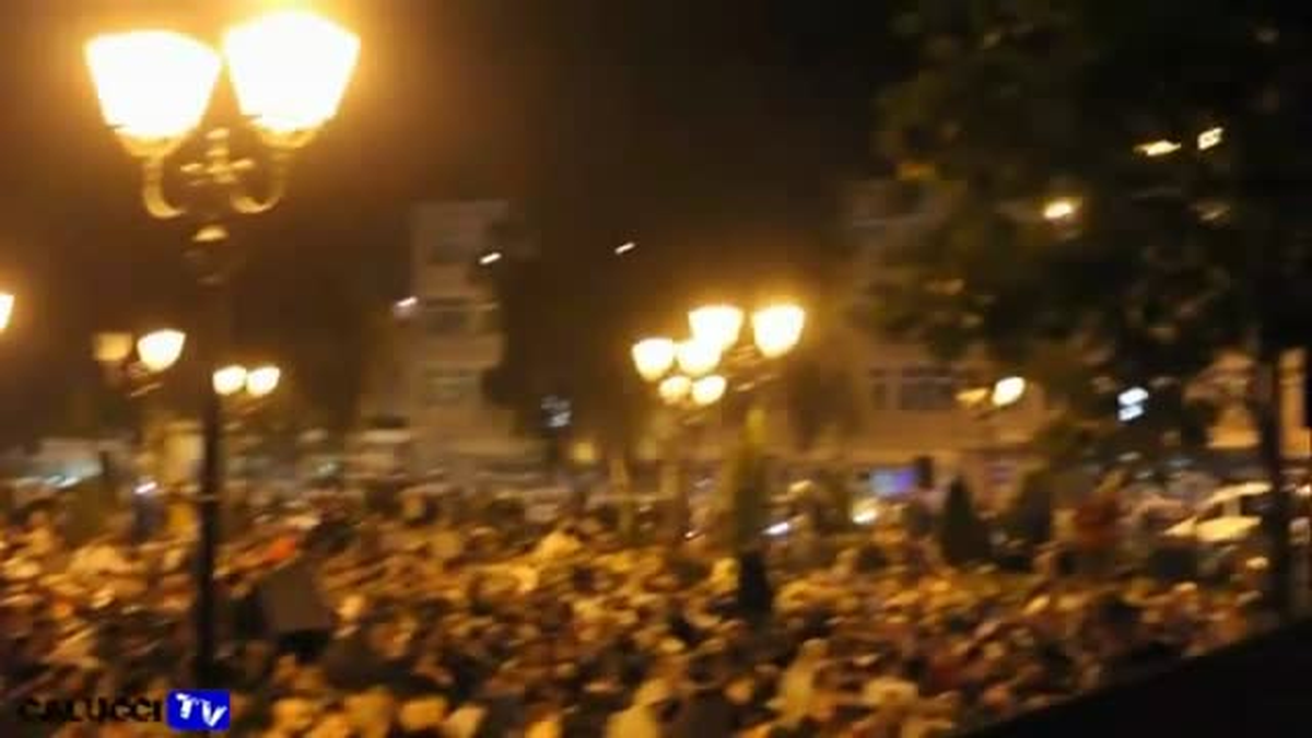 Sırbistan\'da Binlerce Müslüman, İsa Bey Meydanı\'nda Toplu Namaz Kıldı