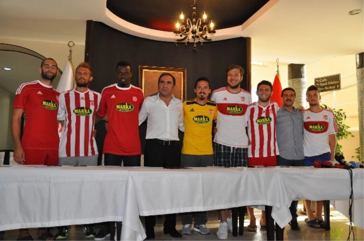 Sivasspor 7 Futbolcuyla Sözleşme İmzaladı