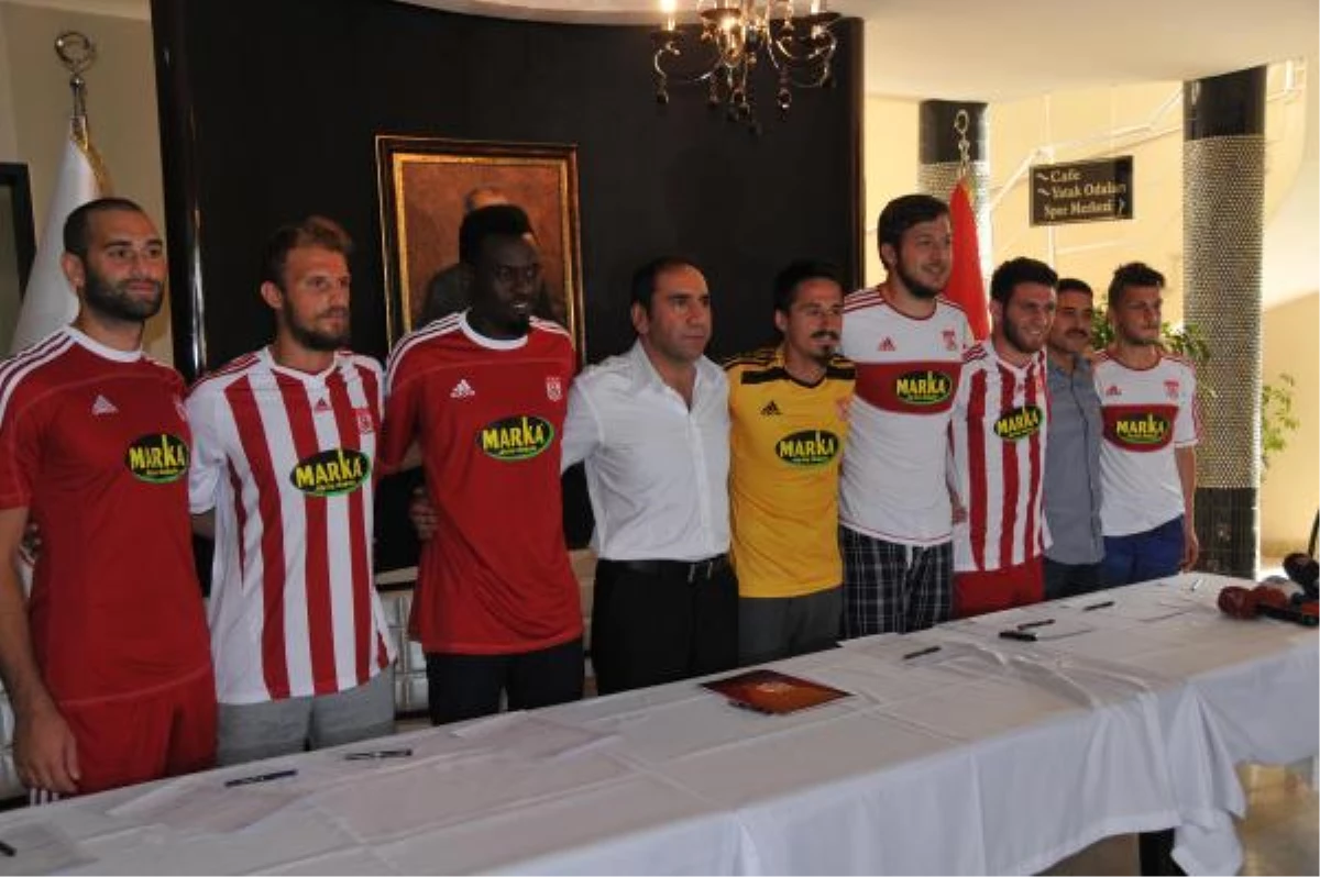 Sivasspor\'da Yeni Transferlere İmza Töreni Yapıldı
