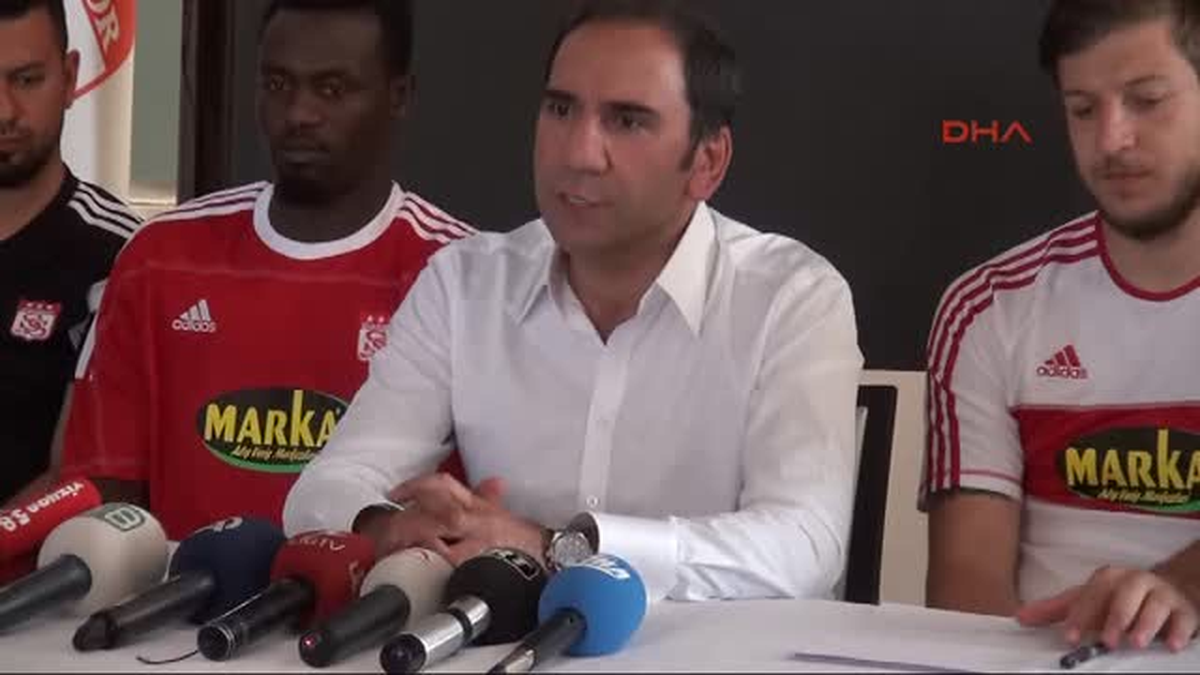 Sivasspor\'da Yeni Transferlere İmza Töreni Yapıldı