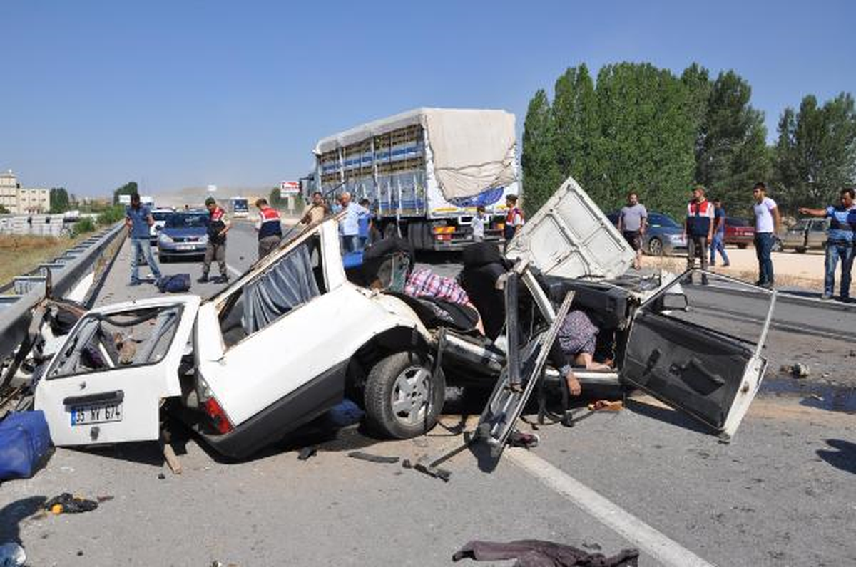 Sorgun\'da Otomobil Kamyonun Altına Girdi: 5 Ölü