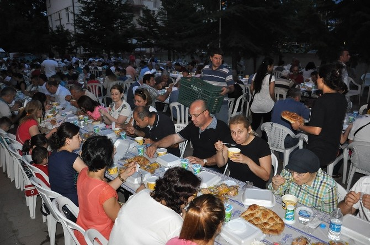 Tekirdağ\'da Sivil Toplum Kuruluşları Vatandaşlarla İftarda Buluştu