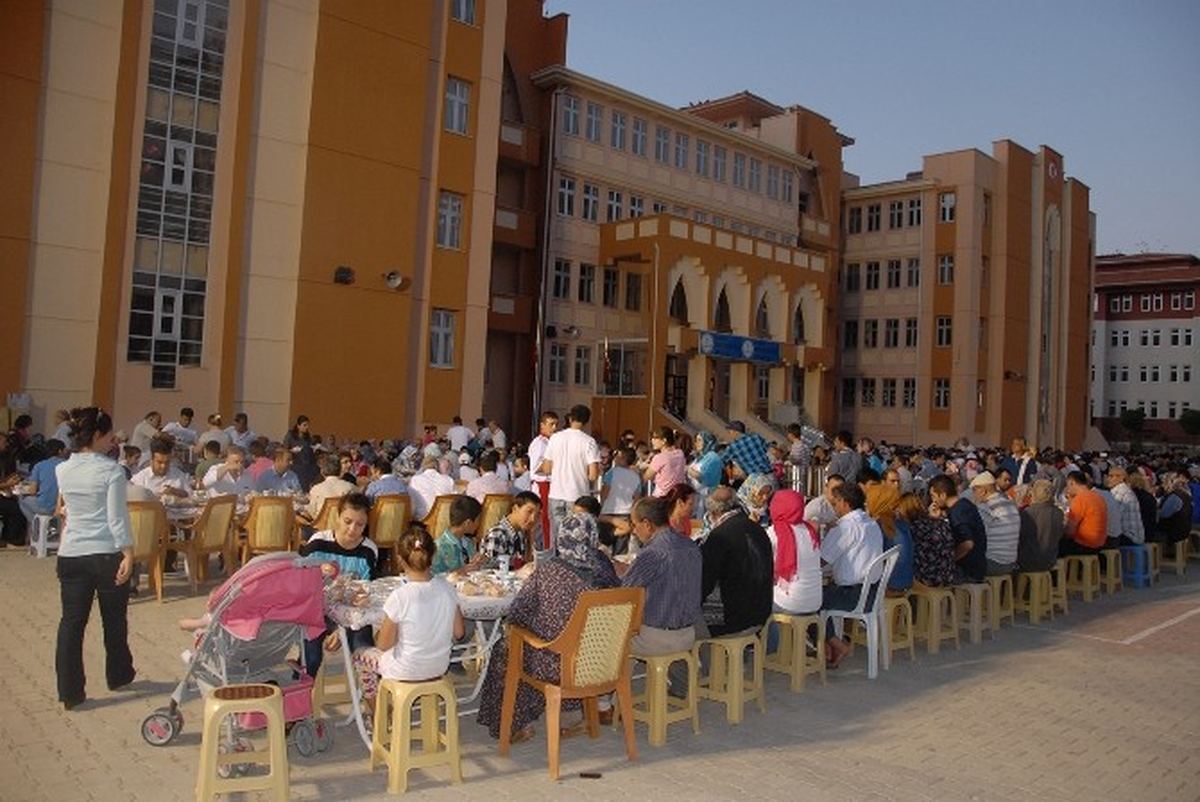 Karaman\'da TOKİ Sakinleri Belediyenin İftar Sofrasında Buluştu