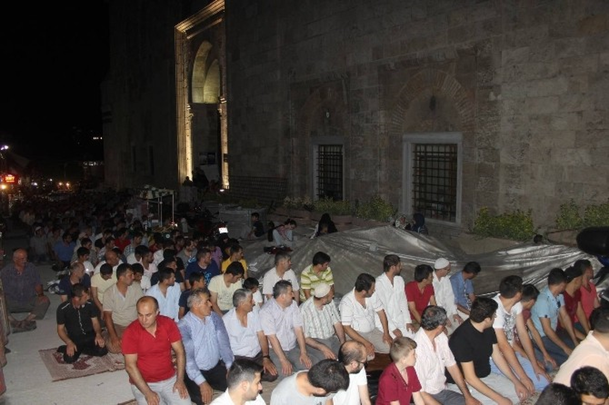 Ulu Camii Kadir Gecesinde 30 Bin Kişiye Ev Sahipliği Yaptı