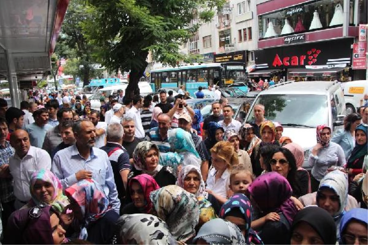 Ümraniye\'de Başbakan Erdoğan\'ın Hesabına Para Yatırma Kuyruğu