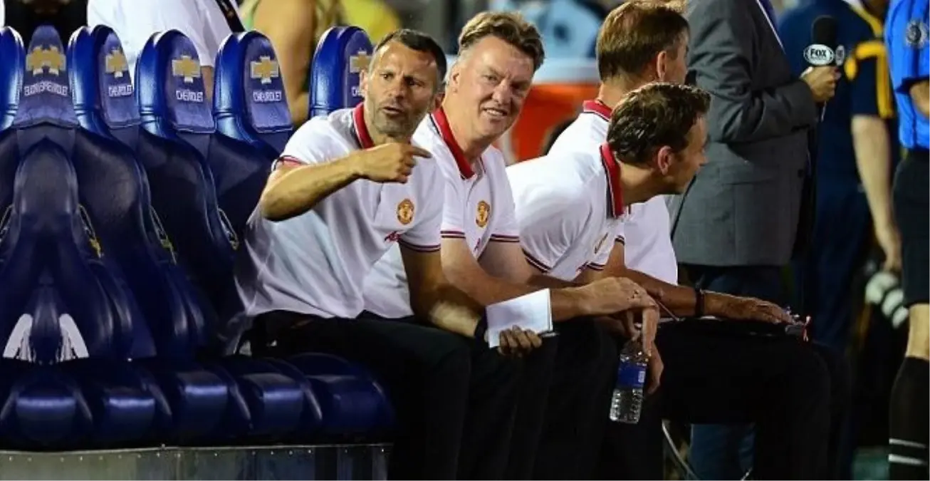 United\'da Louis Van Gaal Dönemi "Farklı" Başladı