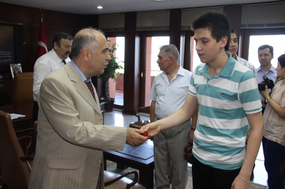 Vali Karahan Lys\'de İlk Bine Giren Öğrencileri Ödüllendirdi