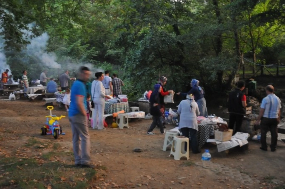 Vatandaşlar Aşırı Sıcaklar Nedeniyle İftar Vaktini Dere Kenarında Bekliyor