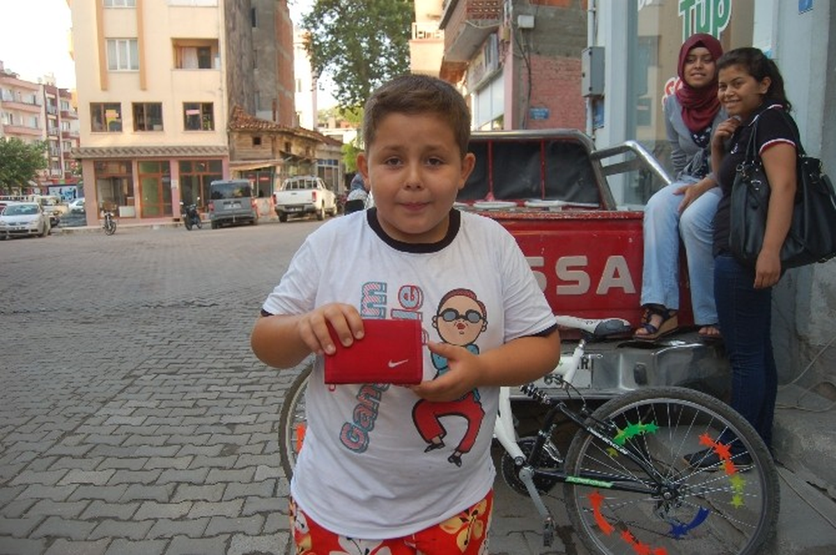 Yolda Bulduğu Cüzdanı Zabıtalara Teslim Etti