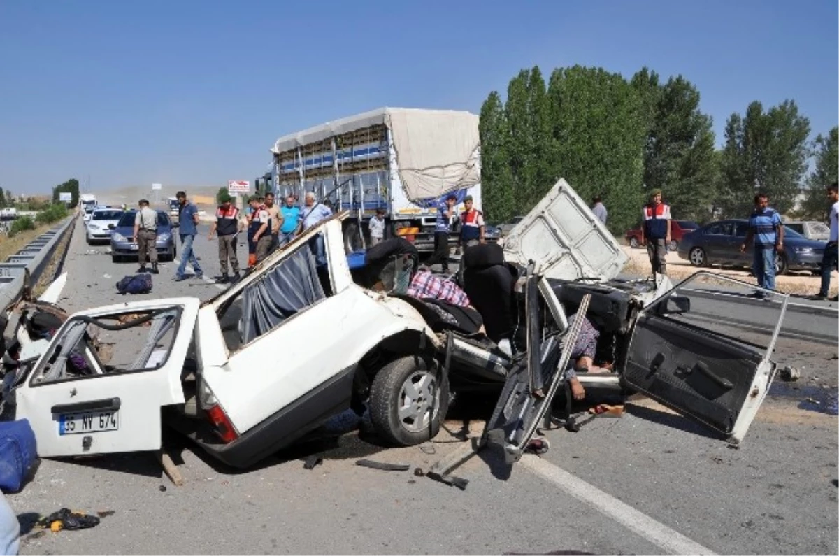 Yozgat\'ta Meydana Gelen Trafik Kazasında Hayatını Kaybeden 5 Kişinin Kimlikleri Belirlendi