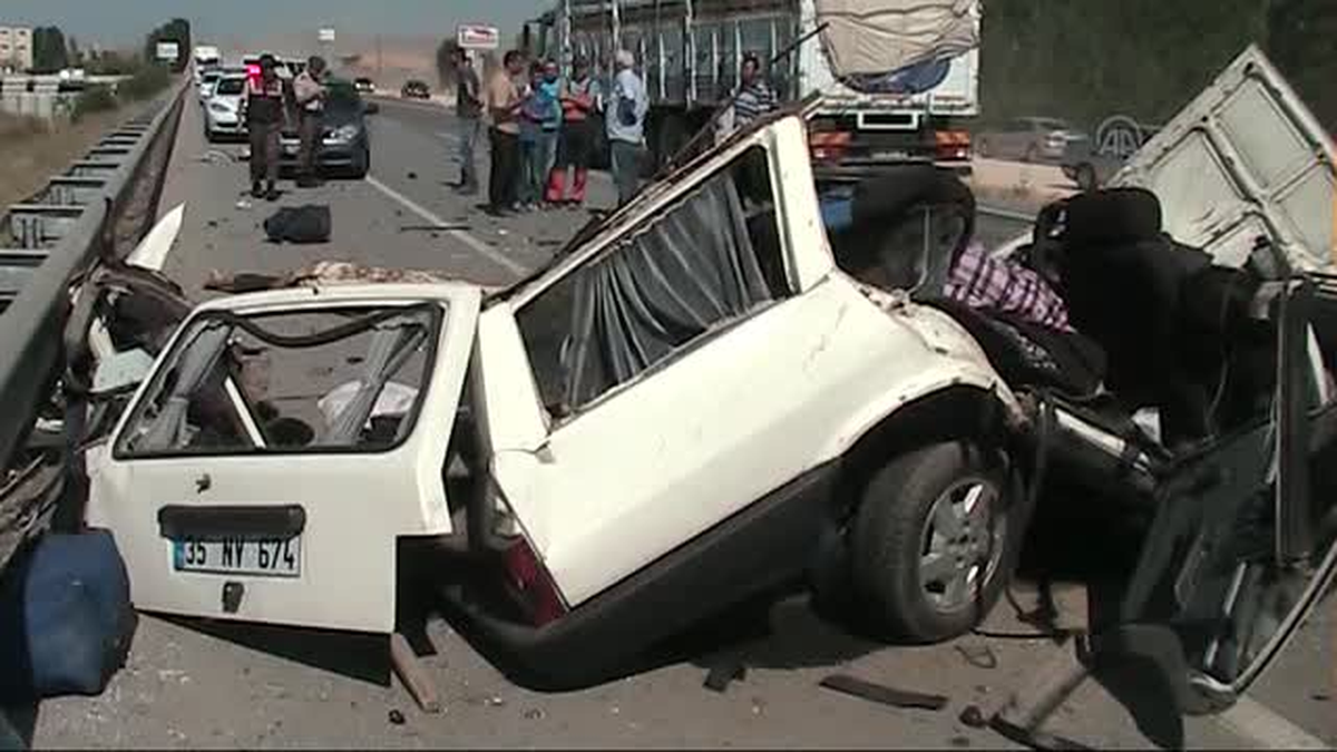 Yozgat\'ta Otomobille Kamyon Çarpıştı: 5 Ölü
