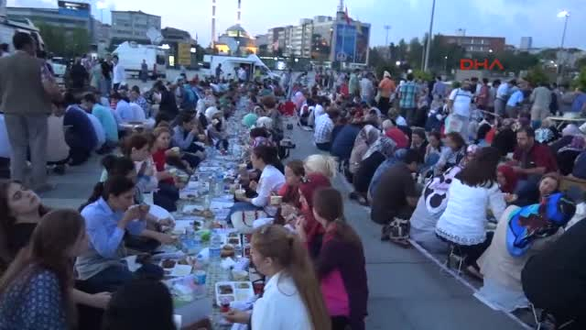 Adliye Önünde Oruç Açtılar
