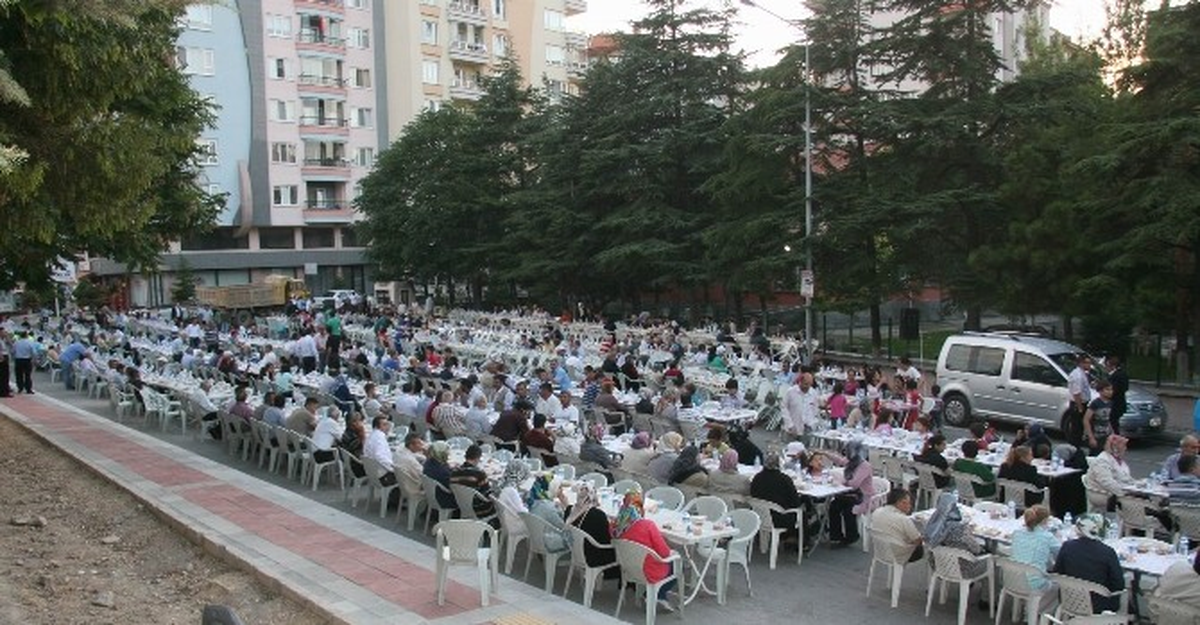 AK Parti Afyonkarahisar\'da 3 Bin Kişiye İftar Verdi