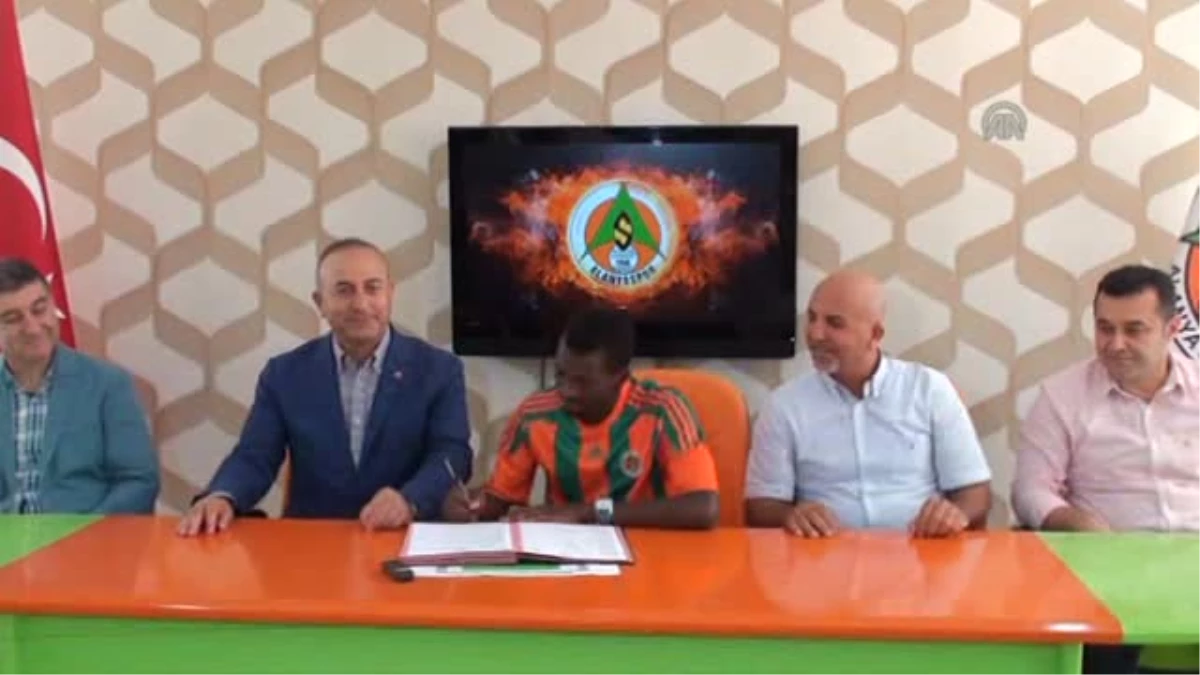 Alanyaspor\'da transfer - İmza törenine Çavuşoğlu da katıldı