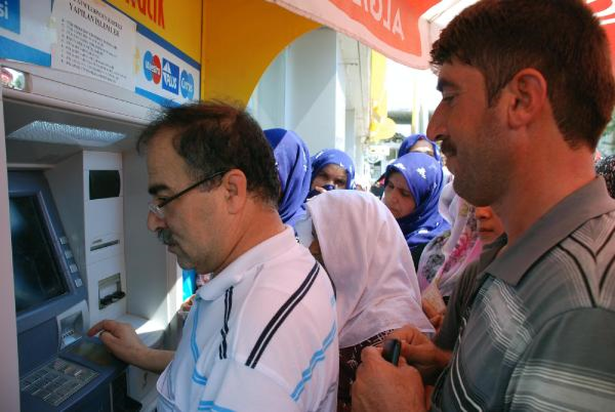 Atm\'yi Kullanamayanlara PTT Şube Müdürü Yardım Etti
