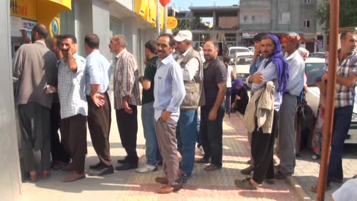ATM\'yi Kullanamayanlara PTT Şube Müdürü Yardım Etti