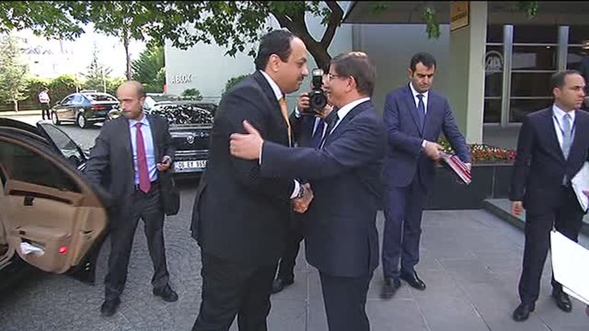 Dışişleri Bakanı Davutoğlu, Katar\'a Gitti