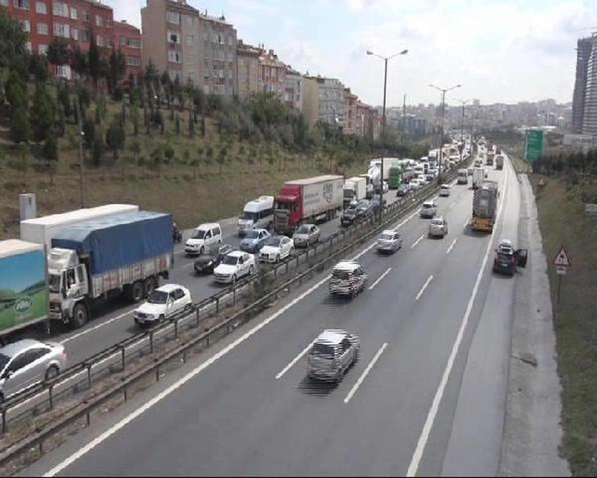 Avrupa\'dan Anadolu Yakası\'na Geçişte Trafik Durma Noktasına Geldi