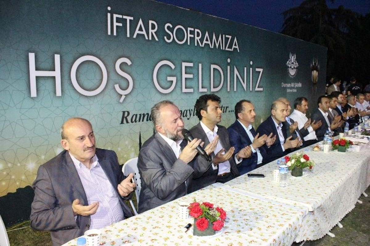 Bağcılar Belediyesi, Selimiye Camii Meydanı\'nda İftar Verdi