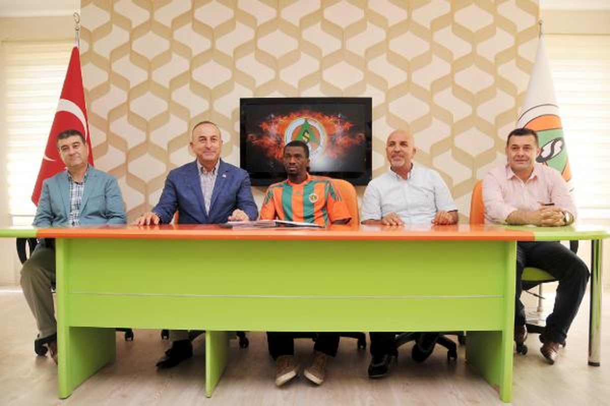 Bakan Çavuşoğlu Alanyaspor\'un İmza Törenine Katıldı