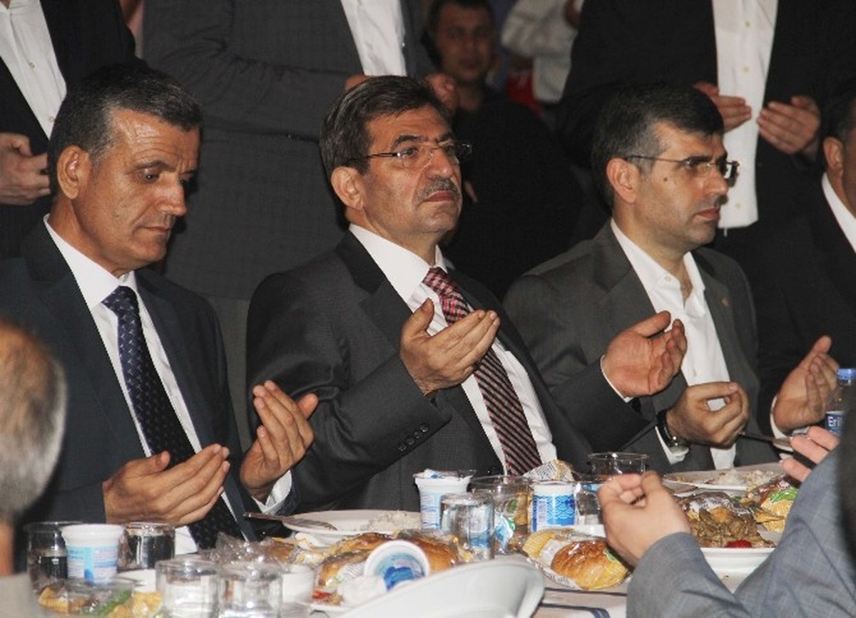 Bakan Güllüce: "Hitler\'i Taklit Eden İsrail\'in Sonu Perişan Olsun"