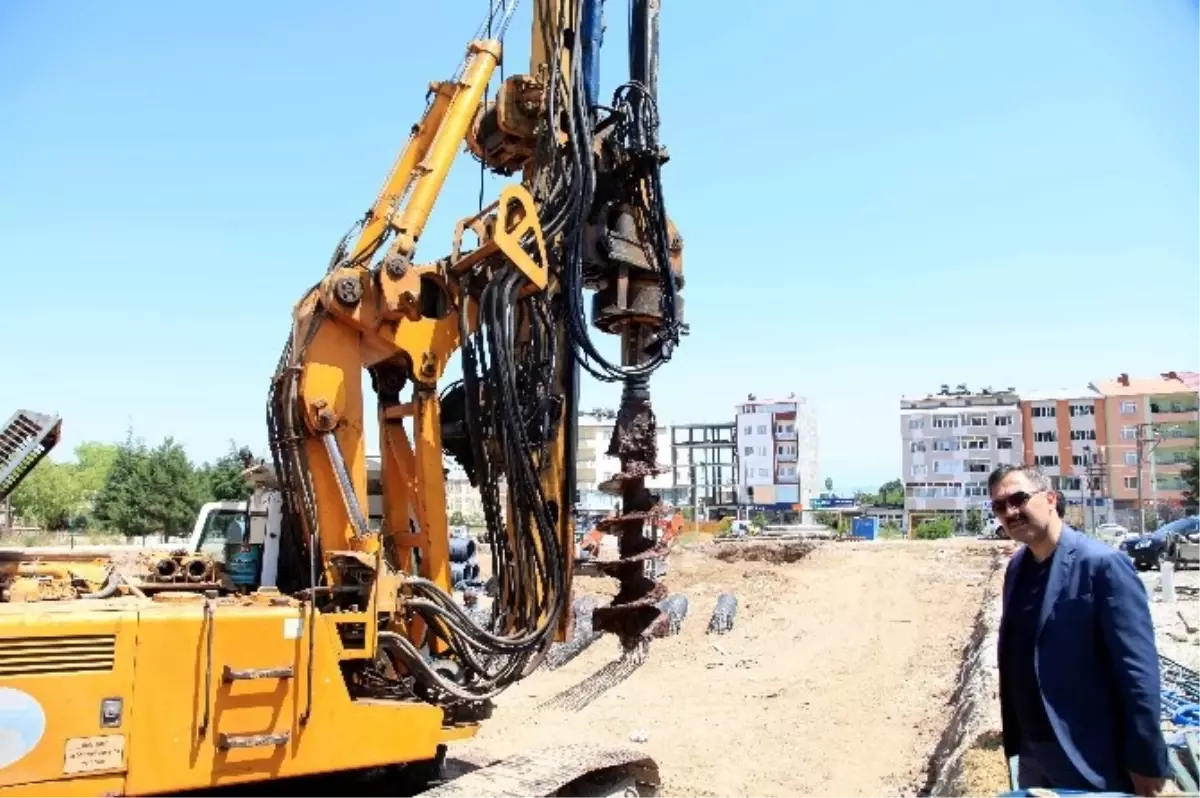 Ahlat Belediye Başkanı Çoban AVM İnşaatında İncelemelerde Bulundu