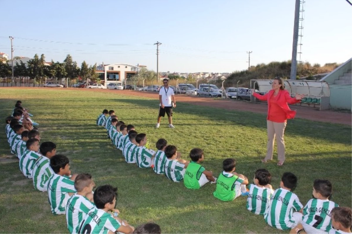 Başkan Uyar, Minik Futbolcuları Ziyaret Etti