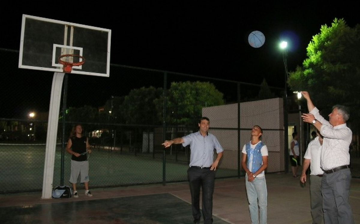 Saruhan Belediye Başkanı Gençlerle Basketbol Oynadı