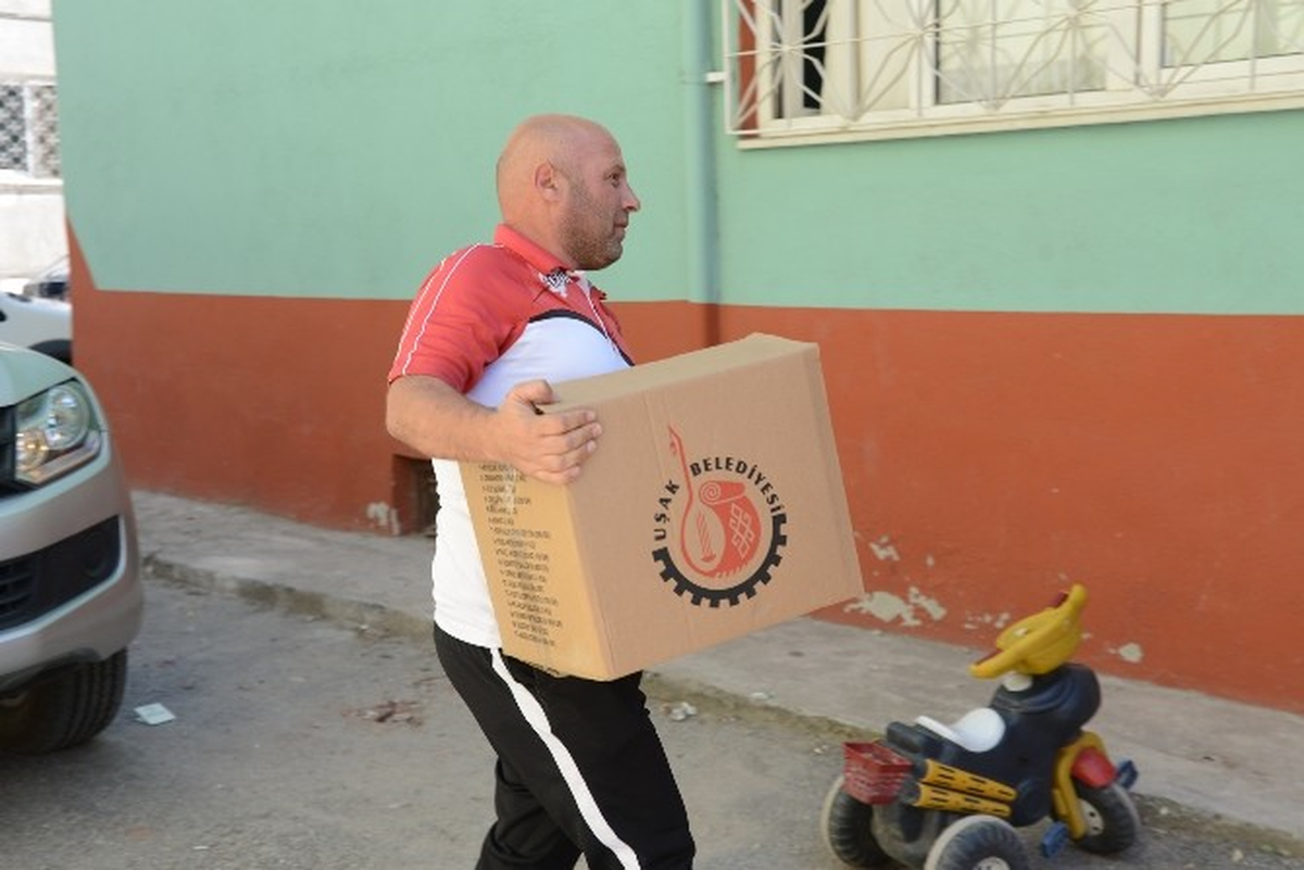 Belediyeden Dar Gelirli Vatandaşlara Gıda Paketi Desteği