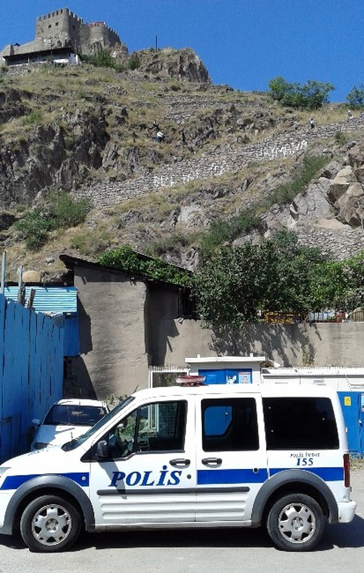 Ben Niye Yaşıyorum\' Dedi Kayalıklara Çıktı