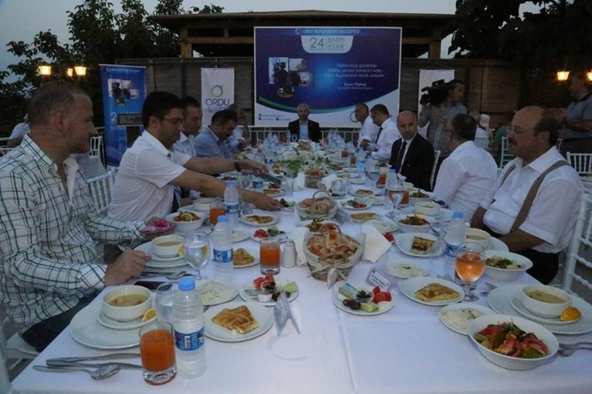Enver Yılmaz\'dan Gazetecilere İftar