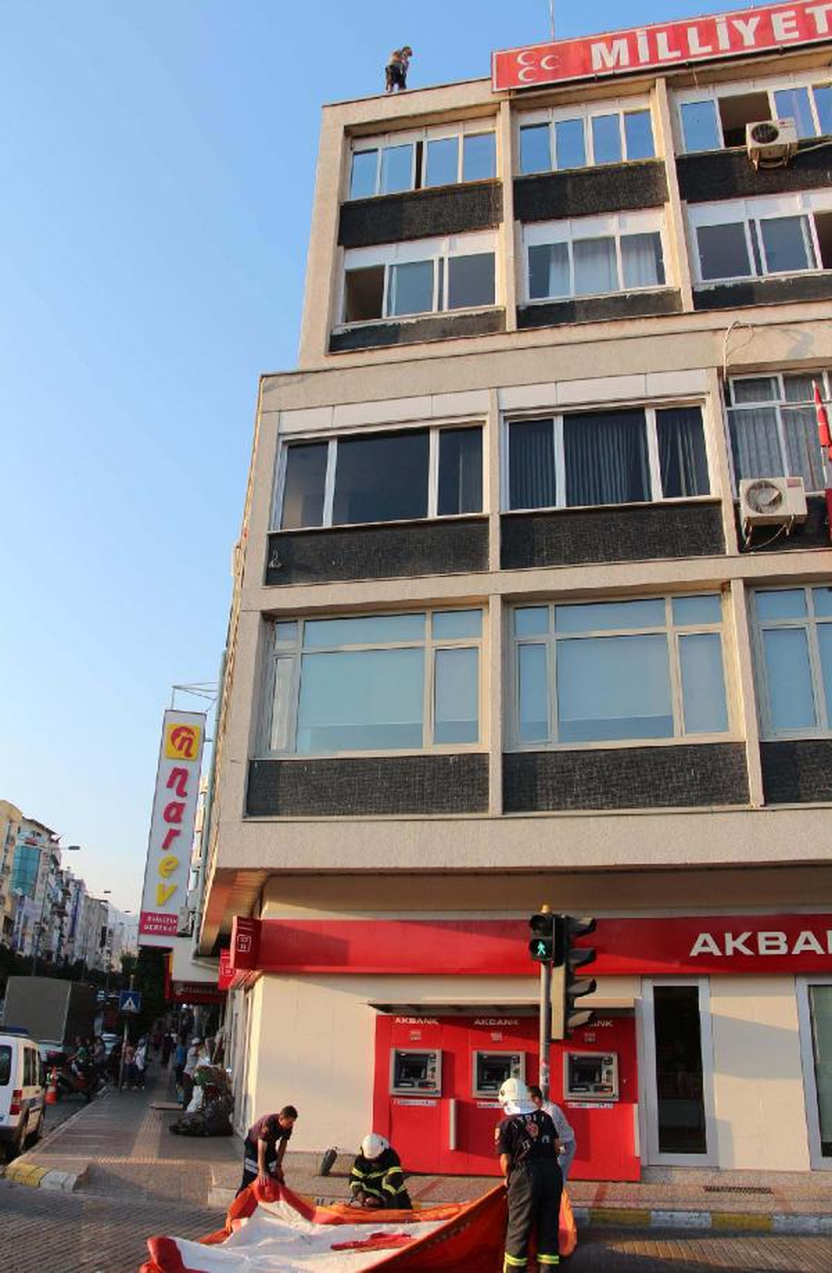 Aydın\'da Eşi Evi Terk Edince Çatıya Çıktı