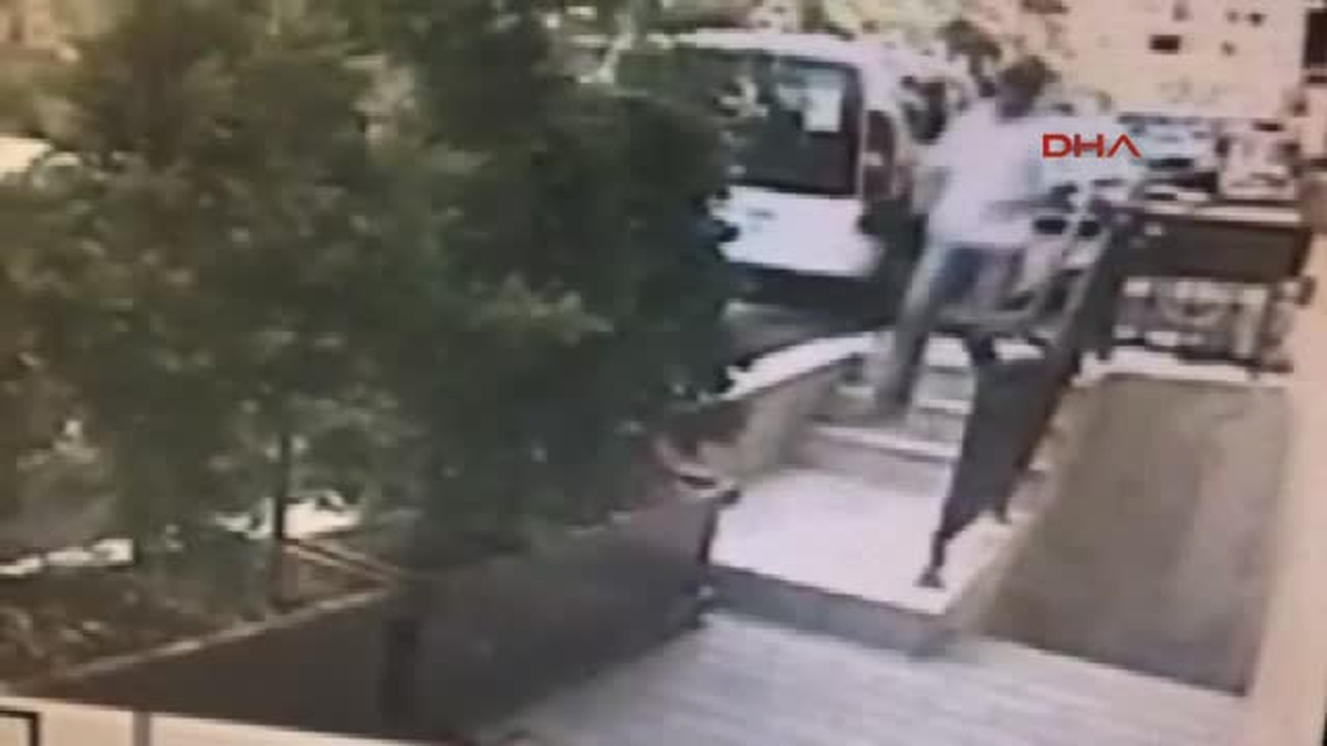 Fatih\'te, Bankadan Çıkan Kuryeyi Ara Sokakta Silahla Vurup Yaraladıktan Sonra Yaklaşık 60 Bin...