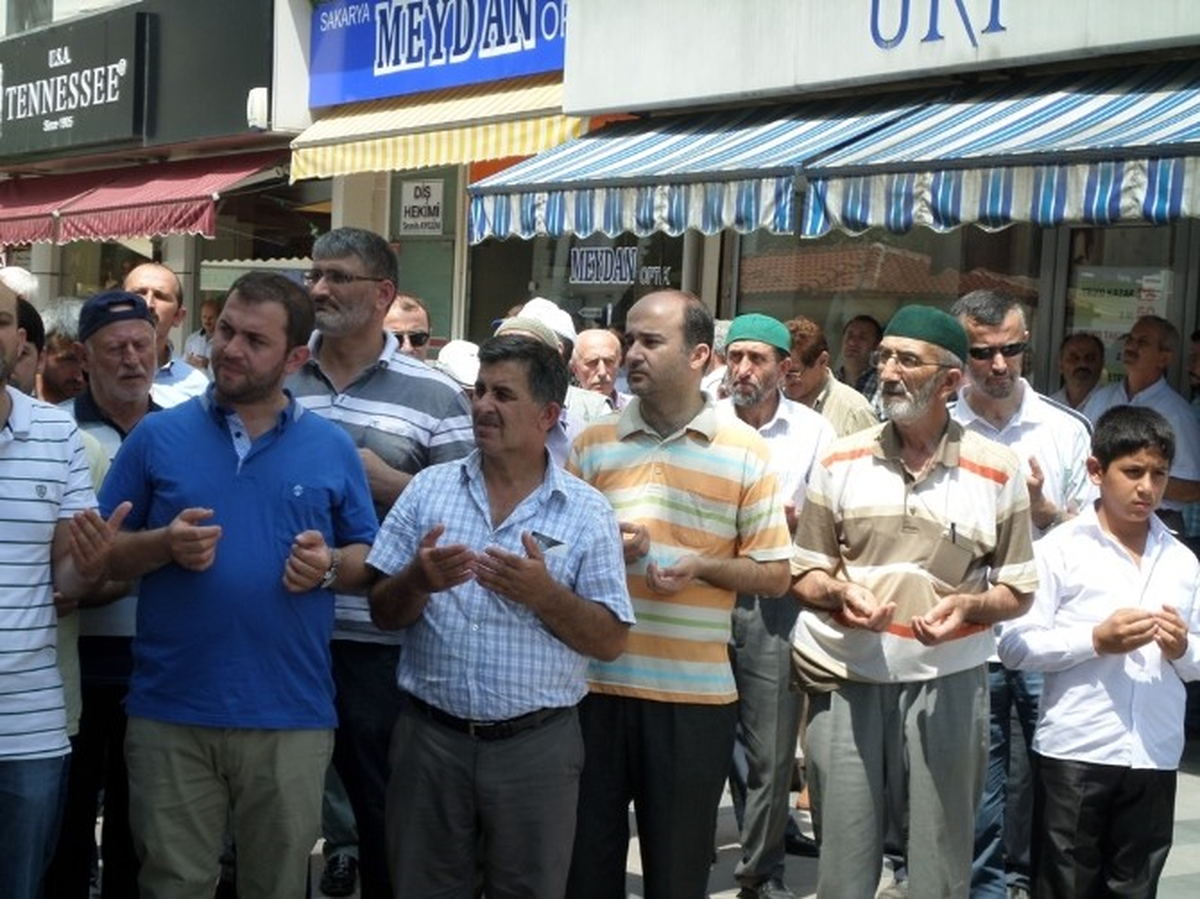 Gazze\'de Ölenler İçin Giyabi Cenaze Namazı Kılındı