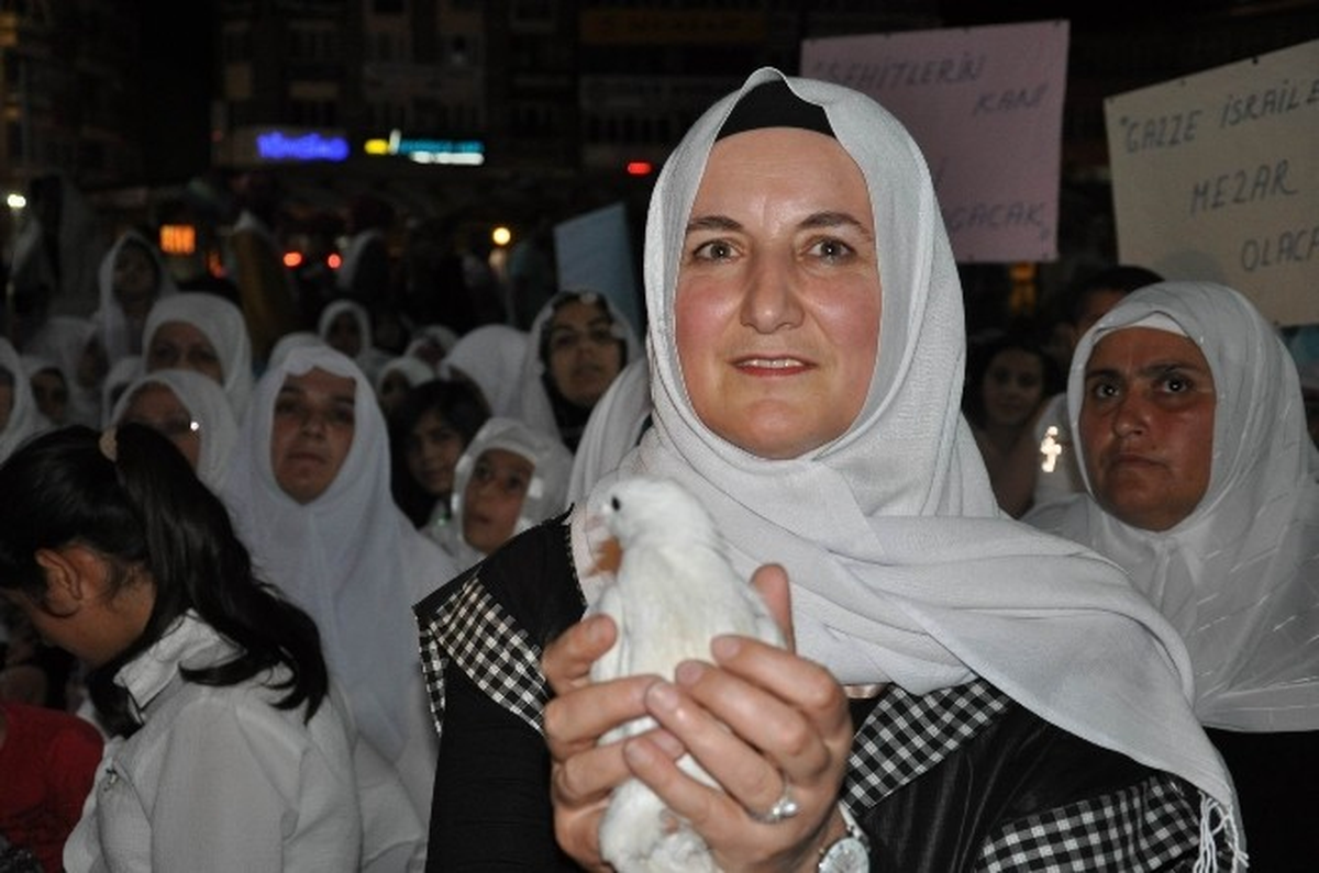 Gazze İçin Gökyüzüne Barış Güvercini Bıraktılar