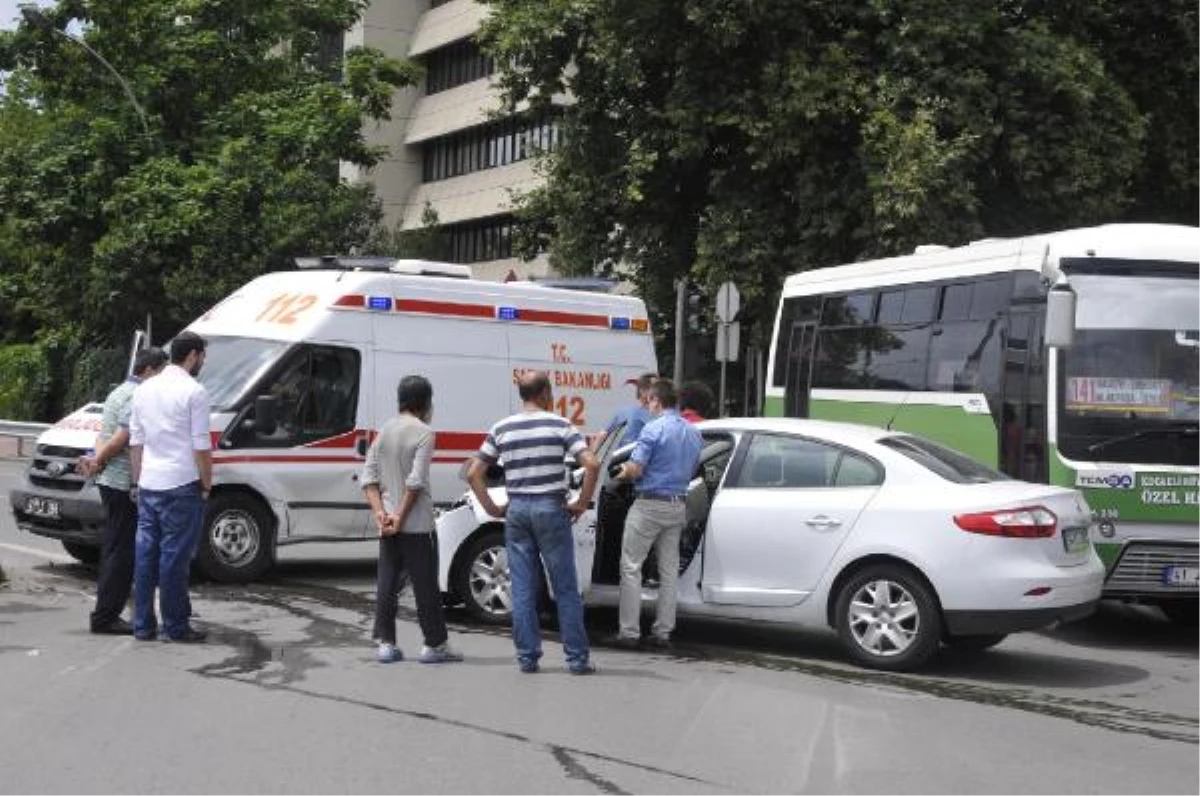 Hasta Almaya Giden Ambulans Kaza Yaptı: 2 Yaralı